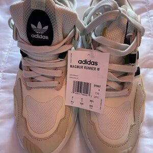 NWT Women’s Adidas Magmur Runner